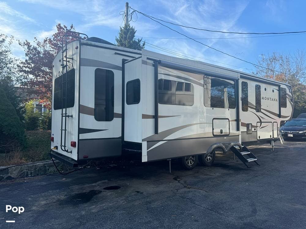 2017 Keystone Montana 3950BR - Used Fifth Wheel For Sale by Pop RVs in Carmel, New York features Leveling Jacks, Slideout, Air Conditioning, Awning