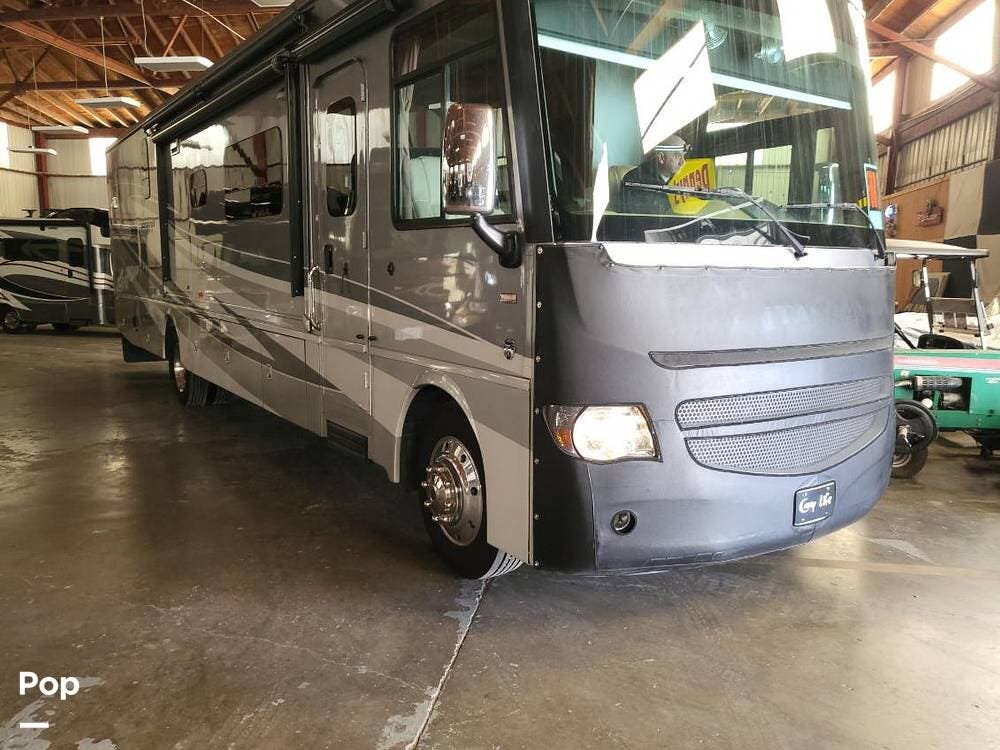 2014 Itasca Suncruiser 38Q - Used Class A For Sale by Pop RVs in Terre Haute, Indiana features Slideout