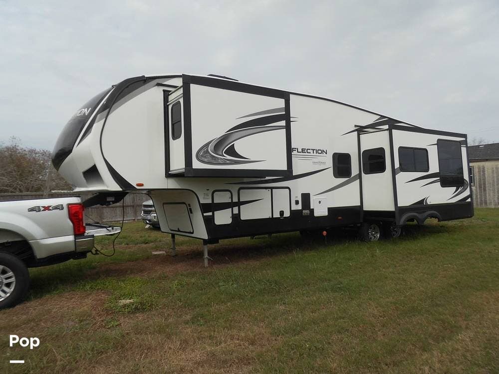 2021 Grand Design Reflection 320MKS - Used Fifth Wheel For Sale by Pop RVs in Corpus Christi, Texas features Awning, Air Conditioning, Slideout, Leveling Jacks