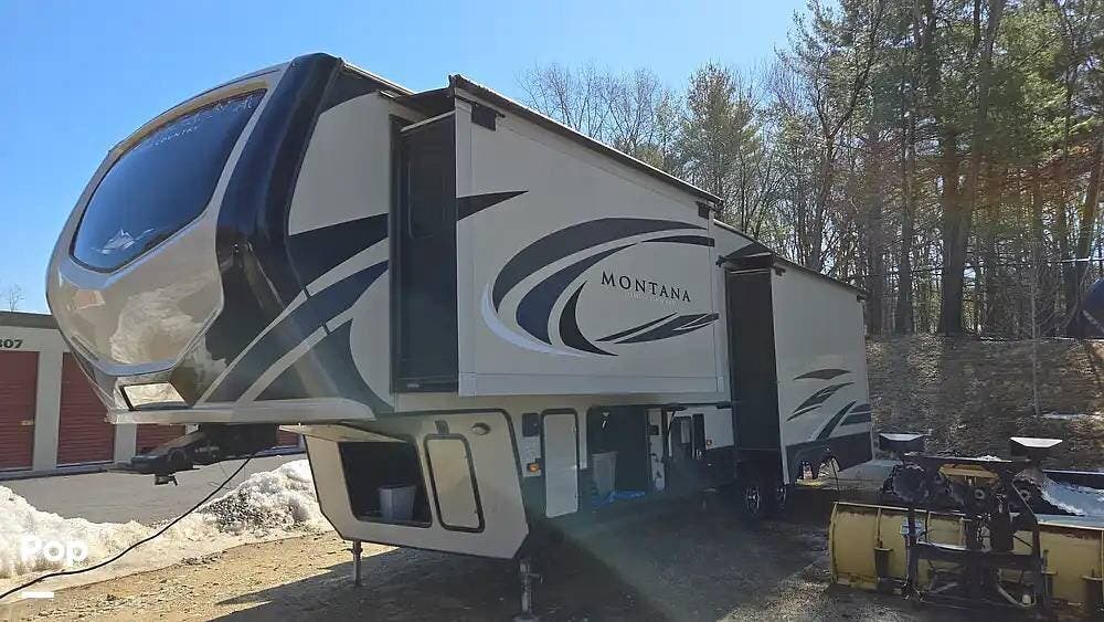 2020 Keystone Montana High Country 295RL - Used Fifth Wheel For Sale by Pop RVs in New Gloucester, Maine features Slideout