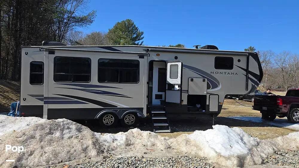 2020 Keystone Montana High Country 295RL - Used Fifth Wheel For Sale by Pop RVs in New Gloucester, Maine features Air Conditioning, Leveling Jacks, Awning, Slideout