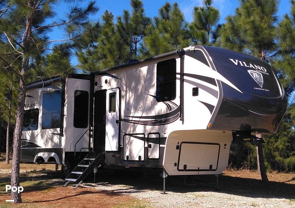 2021 Vanleigh Vilano 320GK - Used Fifth Wheel For Sale by Pop RVs in Lancaster, New Hampshire features Slideout