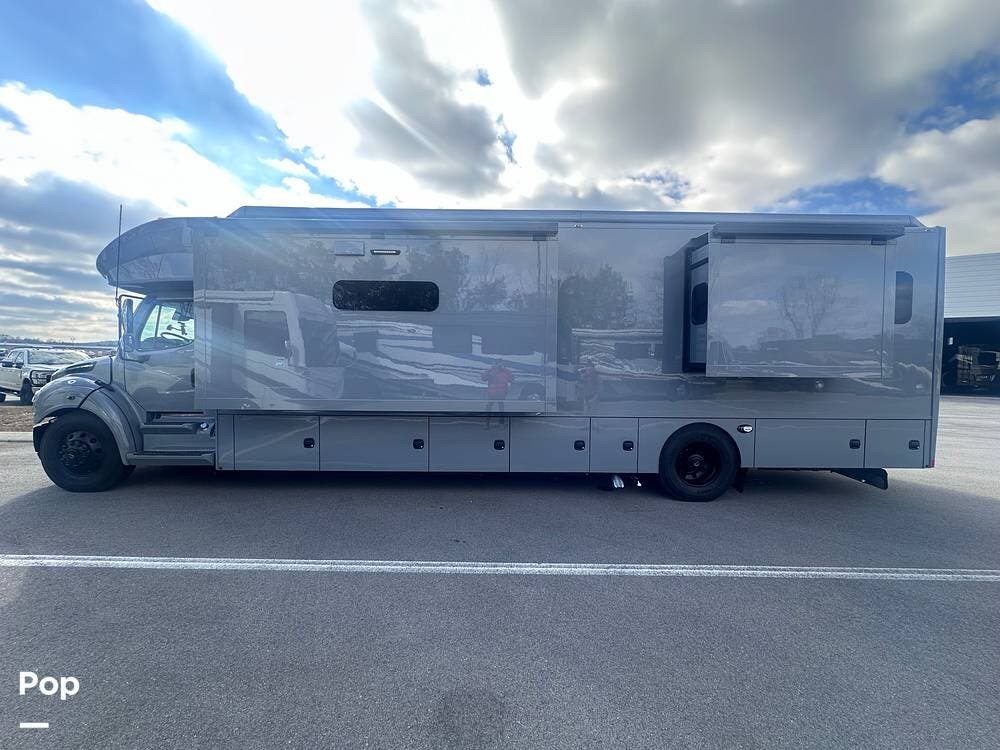 2026 Renegade Verona LE 40LRB - Used Super C For Sale by Pop RVs in Lebanon, Tennessee features Awning, Leveling Jacks, Air Conditioning, Generator, Slideout