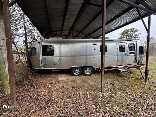 2018 Airstream Classic 30 rb - Used Travel Trailer For Sale by Pop RVs in Mount Vernon, Texas