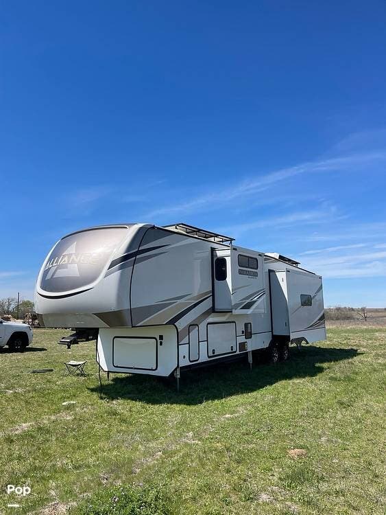 2021 Alliance RV Paradigm 370FB - Used Fifth Wheel For Sale by Pop RVs in Mcgregor, Texas features Awning, Slideout, Air Conditioning
