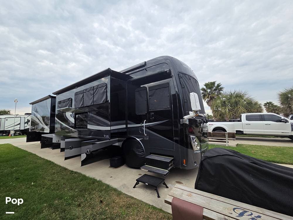 2021 Thor Motor Coach Tuscany 45MX - Used Diesel Pusher For Sale by Pop RVs in Branson, Missouri features Slideout, Generator, Awning, Air Conditioning, Leveling Jacks