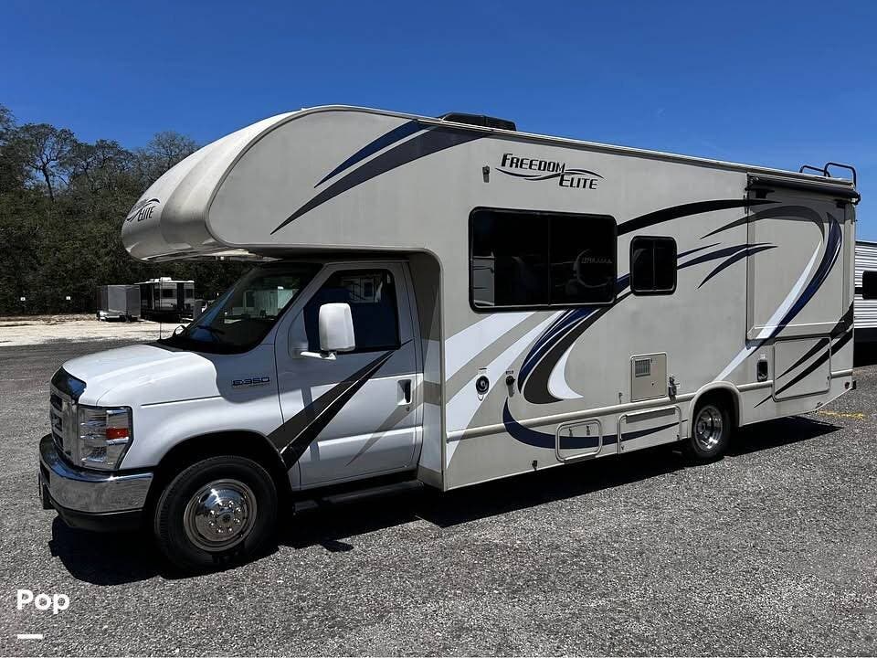 2018 Thor Motor Coach Freedom Elite 26 HE - Used Class C For Sale by Pop RVs in Flagler Beach, Florida features Slideout