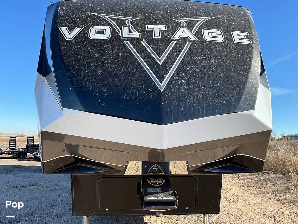 2021 Dutchmen Voltage 4225 - Used Toy Hauler For Sale by Pop RVs in Garden City, Kansas features Air Conditioning, Generator, Slideout