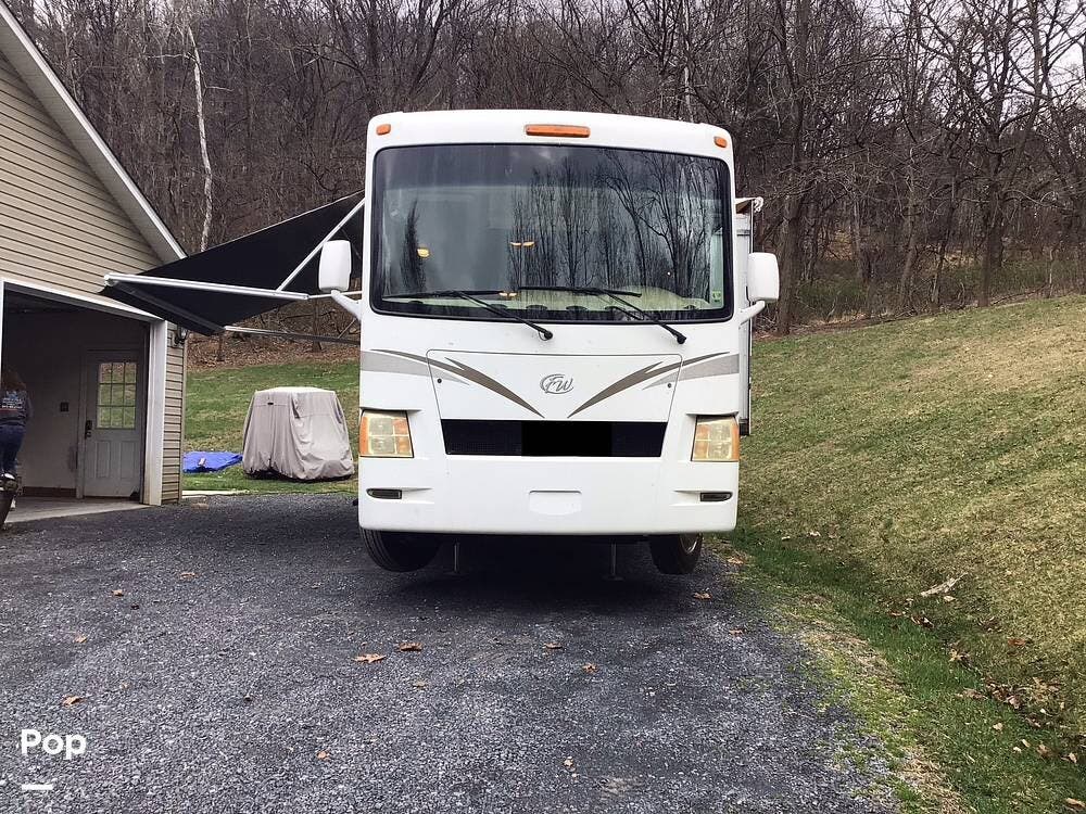 2011 Thor Motor Coach Windsport 31G - Used Class A For Sale by Pop RVs in Front Royal, Virginia features Leveling Jacks, Awning, Generator, Slideout, Air Conditioning