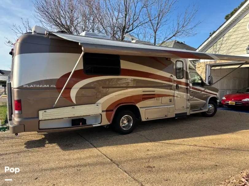 2011 Coach House Platinum 261XL - Used Class C For Sale by Pop RVs in Suffolk, Virginia features Slideout