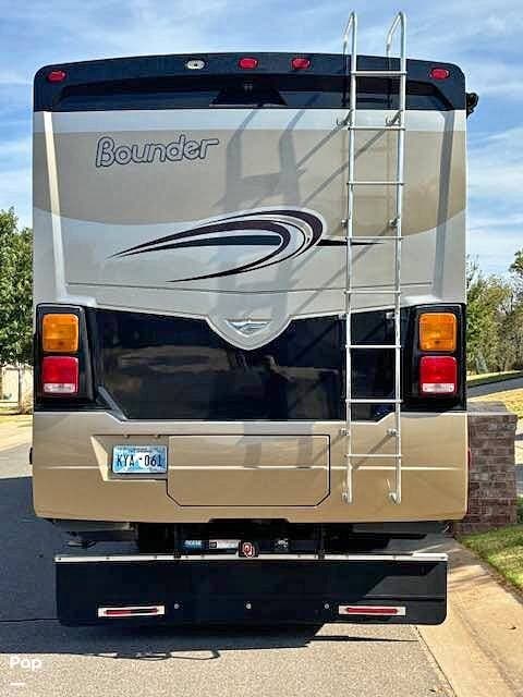 2014 Fleetwood Bounder 33C - Used Class A For Sale by Pop RVs in Edmond, Oklahoma features Slideout