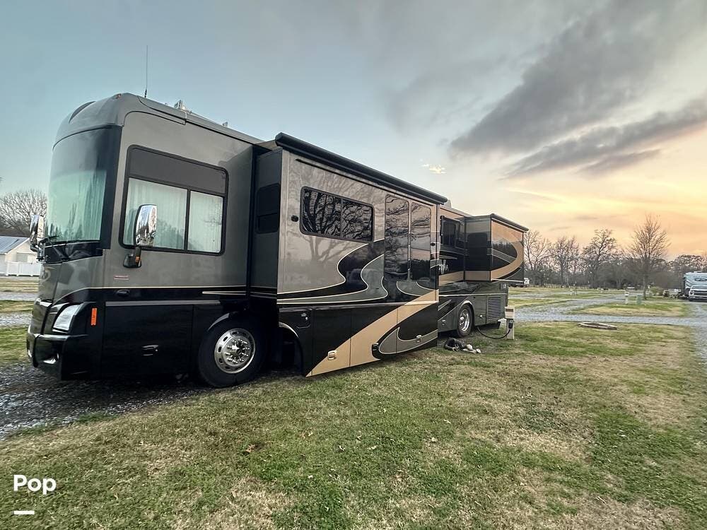 2007 Winnebago Vectra 40KD - Used Diesel Pusher For Sale by Pop RVs in Carencro, Louisiana features Slideout