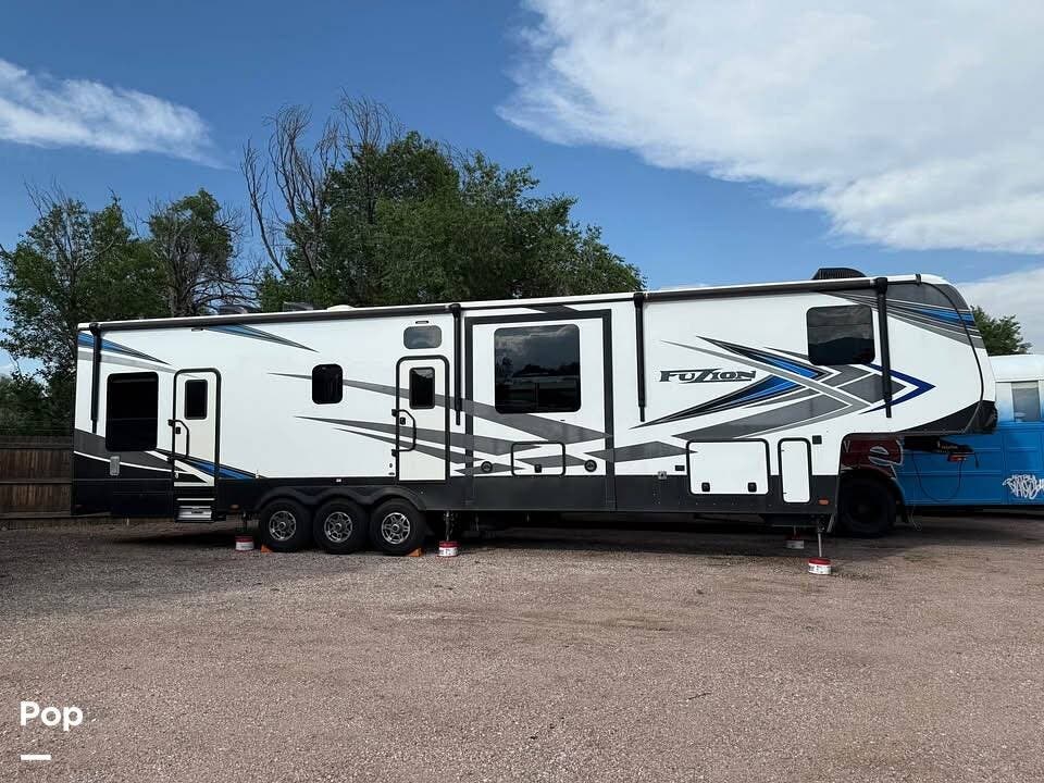 2021 Keystone Fuzion 429 - Used Toy Hauler For Sale by Pop RVs in Baileyton, Alabama features Slideout
