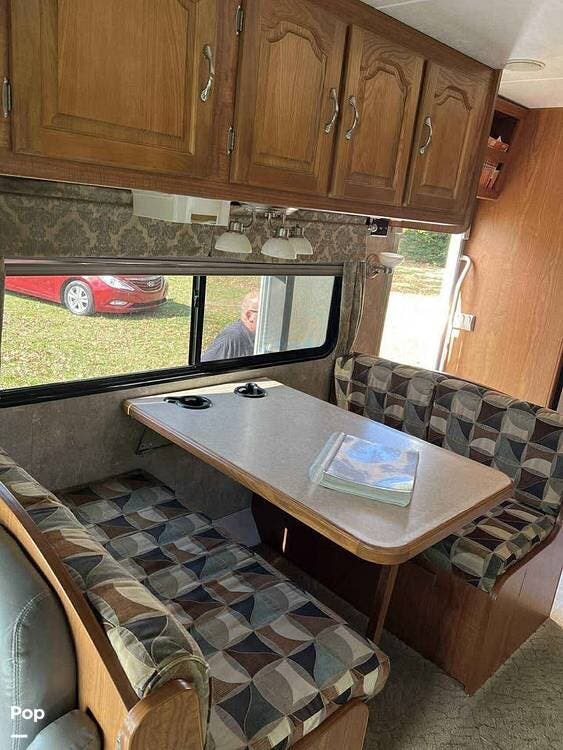 2005 Coachmen Leprechaun 292DS - Used Class C For Sale by Pop RVs in Tallmadge, Ohio features Awning, Generator, Slideout, Air Conditioning