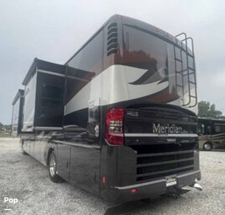 2015 Winnebago Meridian Itasca  Series 40R - Used Diesel Pusher For Sale by Pop RVs in Corry, Pennsylvania features Slideout