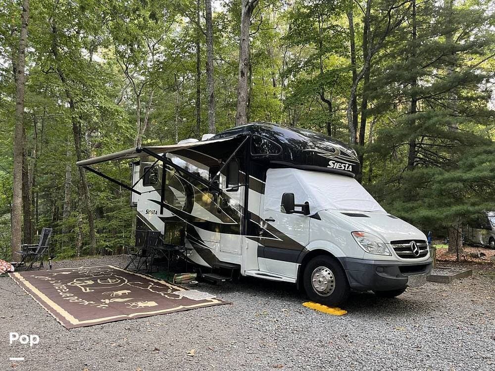 2014 Thor Motor Coach Siesta 24SR - Used Class C For Sale by Pop RVs in Ormond Beach, Florida features Slideout