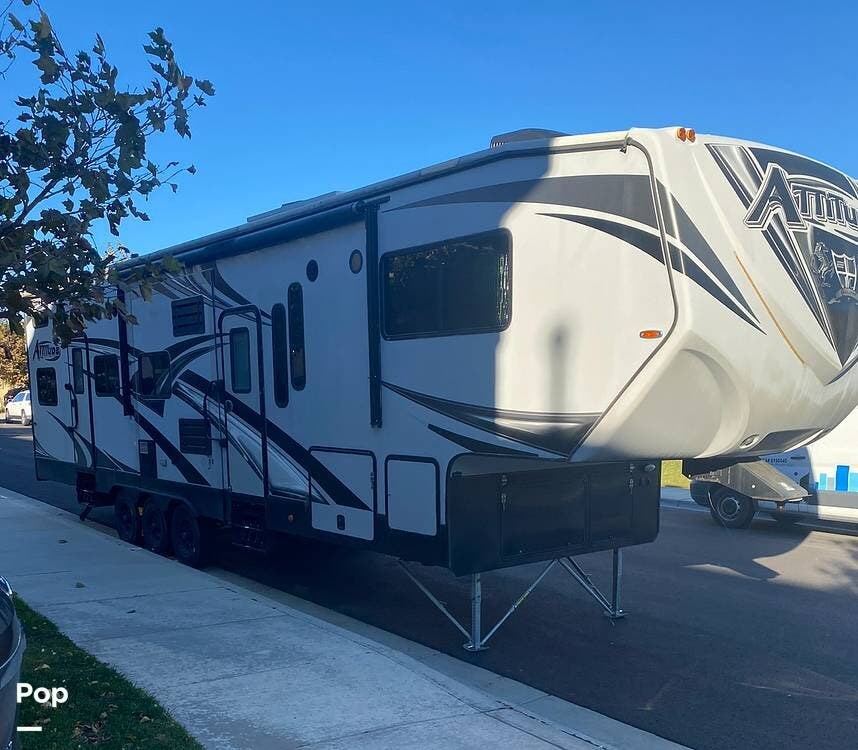 2017 Eclipse Attitude 36TSG - Used Fifth Wheel For Sale by Pop RVs in La Verne, California features Slideout