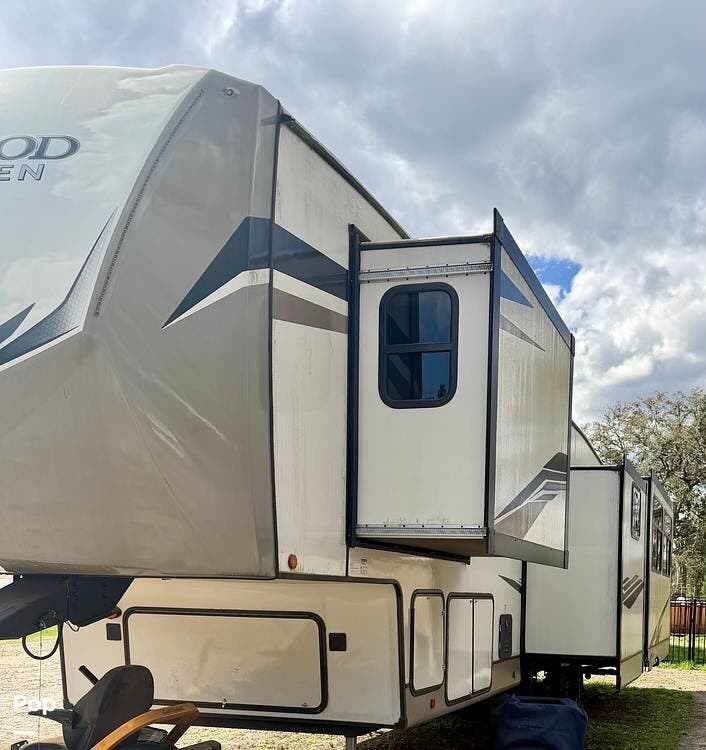 2024 Forest River Wildwood 370BL - Used Fifth Wheel For Sale by Pop RVs in Walterboro, South Carolina features Awning, Air Conditioning, Leveling Jacks, Slideout