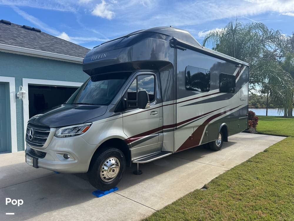 2020 Tiffin Wayfarer 25RW - Used Class B+ For Sale by Pop RVs in Parrish, Florida features Leveling Jacks, Generator, Awning, Slideout, Air Conditioning