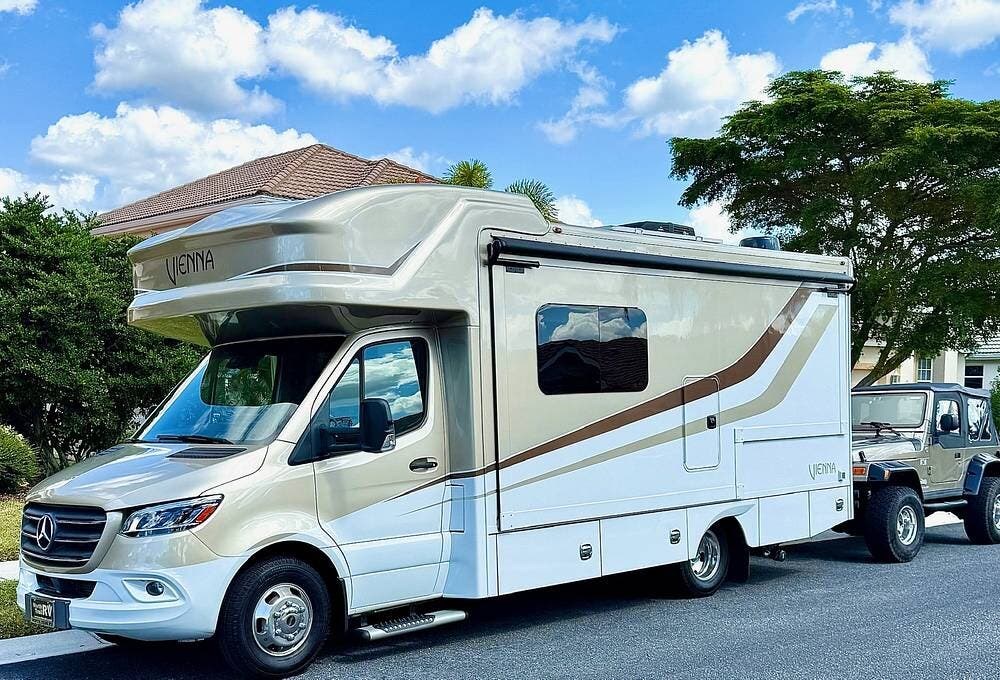 2022 Renegade Vienna 25VFWC - Used Class C For Sale by Pop RVs in Venice, Florida features Slideout