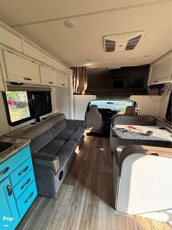 2018 Thor Motor Coach Four Winds 30D - Used Class C For Sale by Pop RVs in Carroll, Ohio features Slideout