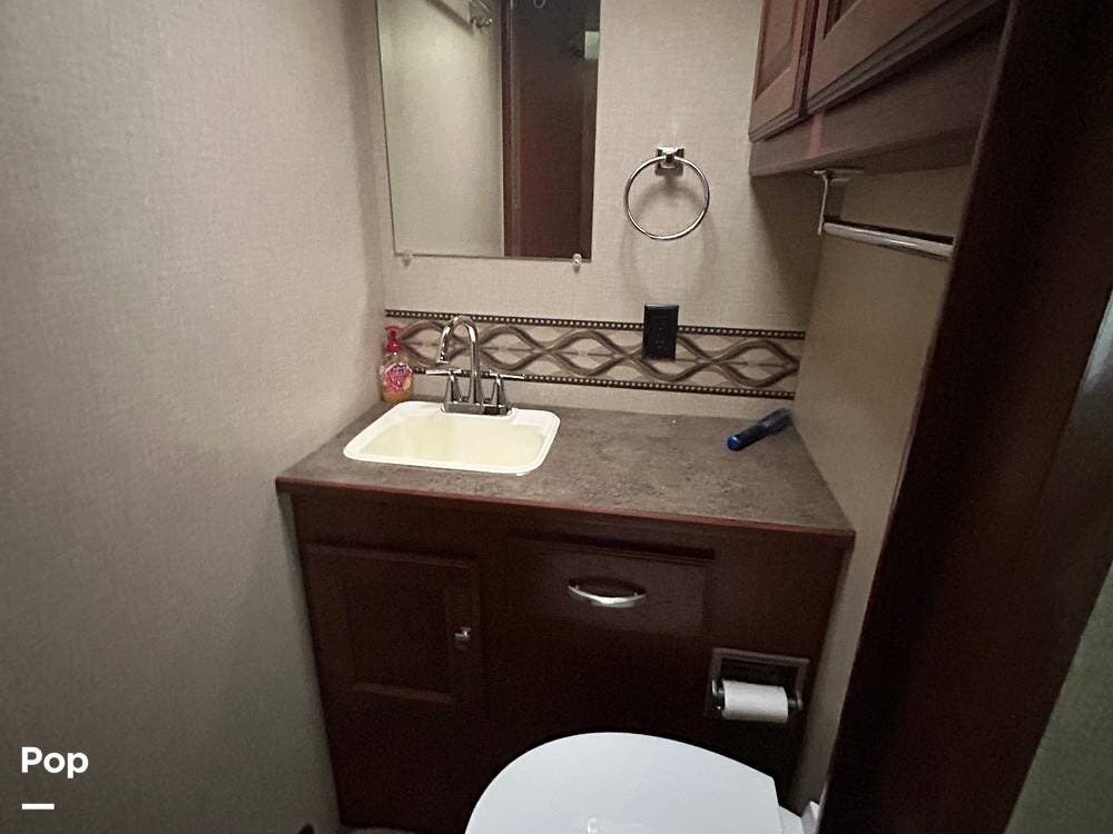 2014 Winnebago Vista 26HE - Used Class A For Sale by Pop RVs in Stow, Ohio features Slideout, Leveling Jacks