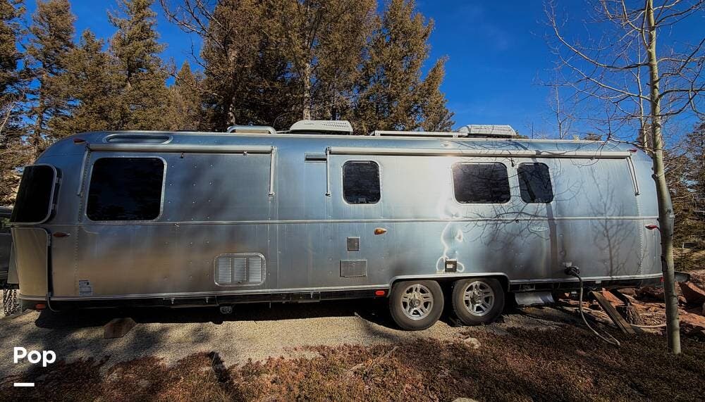 2018 Airstream Classic 33FBQ - Used Travel Trailer For Sale by Pop RVs in Woodland Park, Colorado features Leveling Jacks, Awning, Air Conditioning