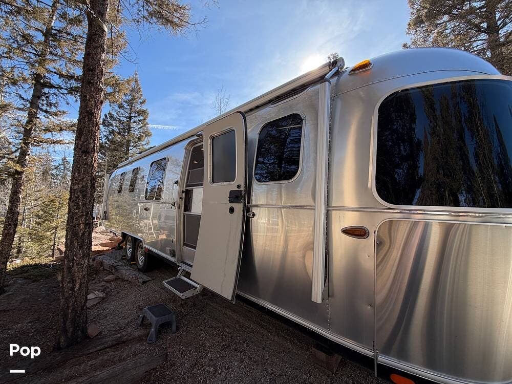 2018 Classic 33FBQ by Airstream from Pop RVs in Woodland Park, Colorado