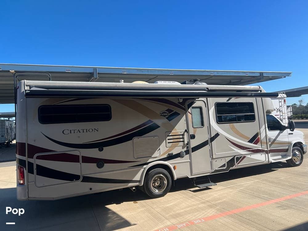 2014 Thor Motor Coach Citation 29TB - Used Class C For Sale by Pop RVs in Houston, Texas features Generator, Awning, Air Conditioning, Slideout, Leveling Jacks