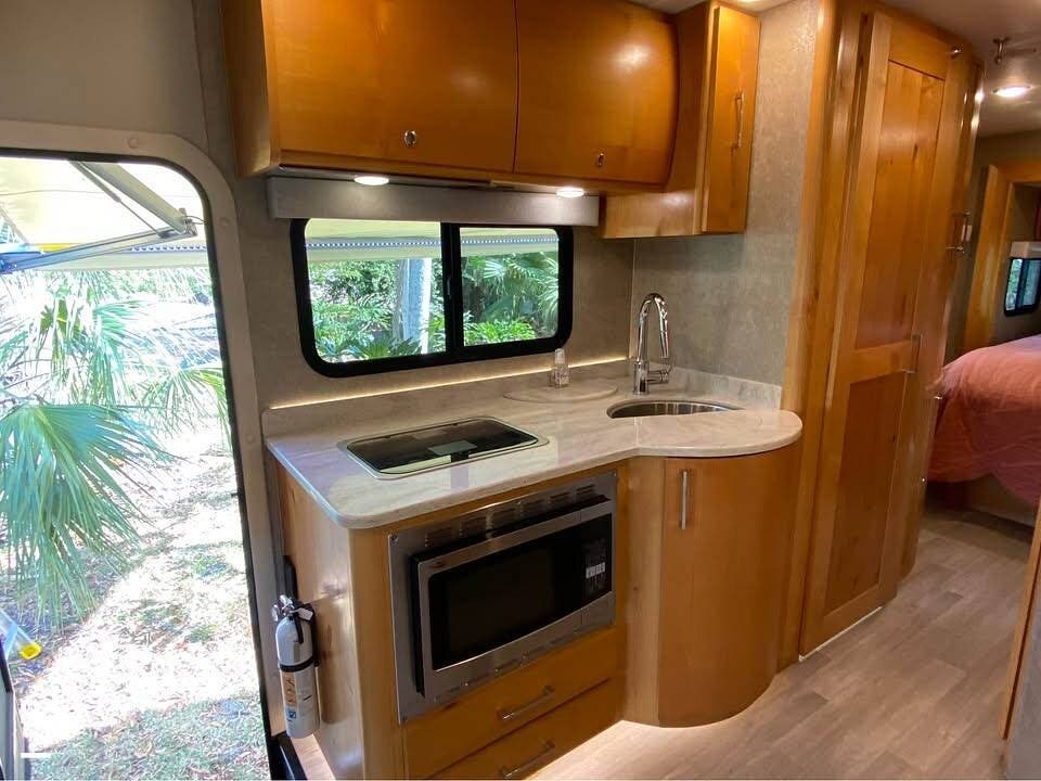 2018 Tiffin Wayfarer 24BW - Used Class C For Sale by Pop RVs in Spring Hill, Florida features Slideout