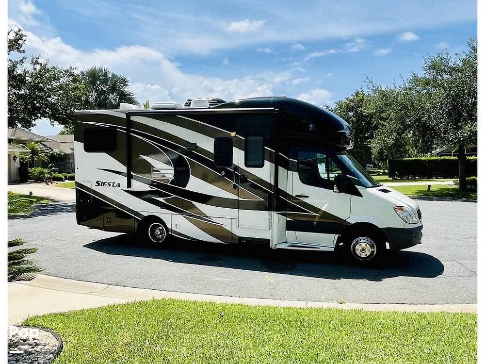 2014 Thor Motor Coach Siesta 24SR - Used Class C For Sale by Pop RVs in Ormond Beach, Florida features Air Conditioning, Slideout, Generator, Awning