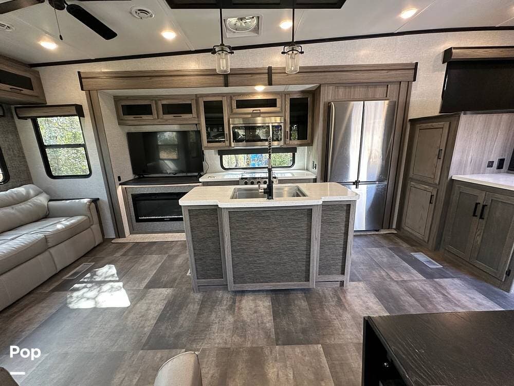 2022 CrossRoads Cameo 3701RL - Used Fifth Wheel For Sale by Pop RVs in Myakka City, Florida features Slideout, Awning, Air Conditioning