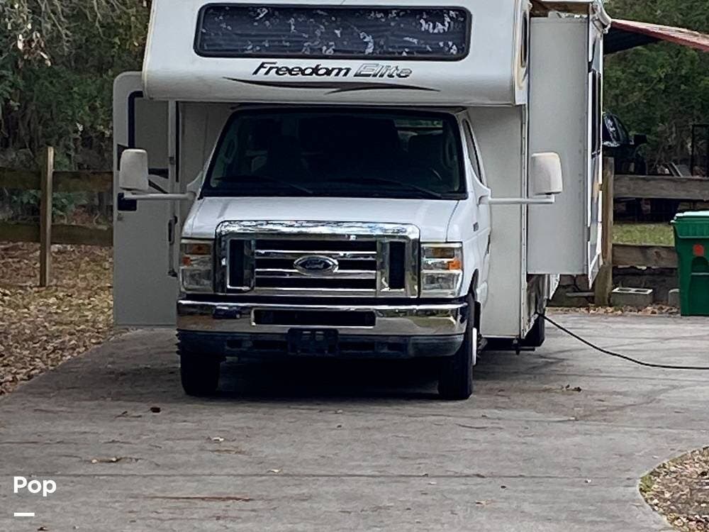 2011 Thor Motor Coach Freedom Elite 31R - Used Class C For Sale by Pop RVs in Winter Haven, Florida features Slideout