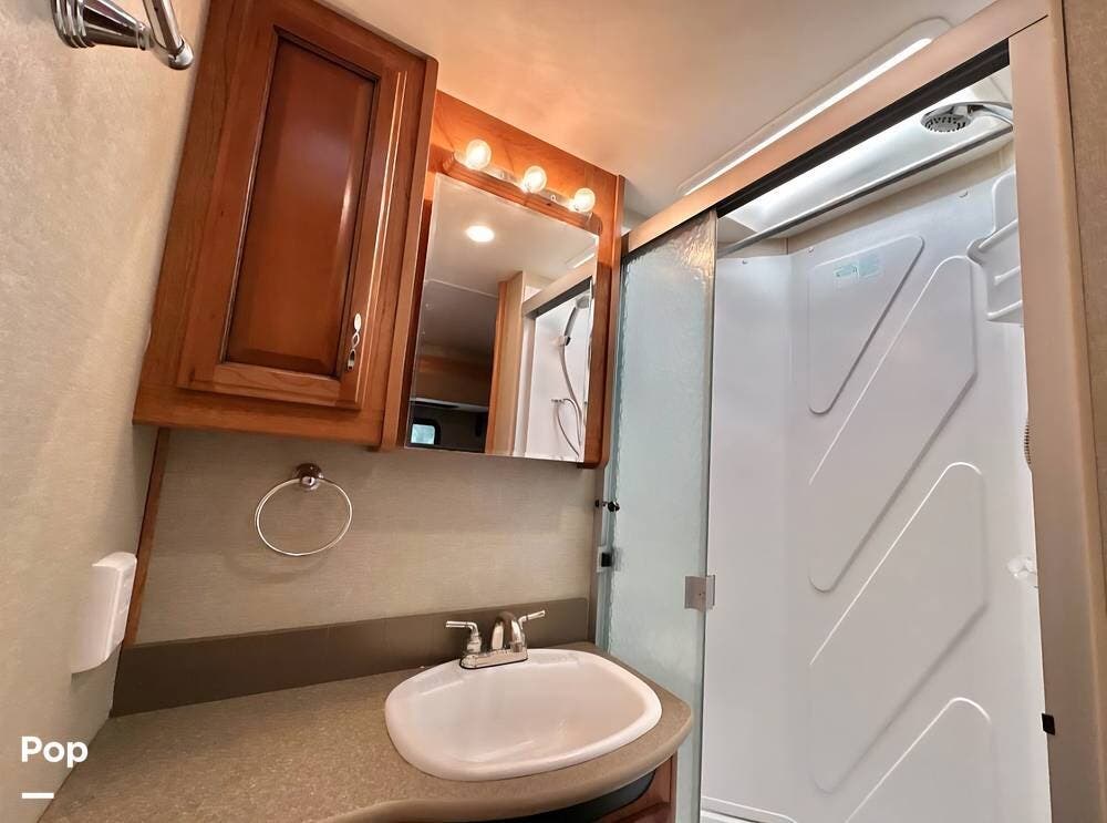 2017 Fleetwood Storm 32H - Used Class A For Sale by Pop RVs in Denton, North Carolina features Air Conditioning, Generator, Slideout
