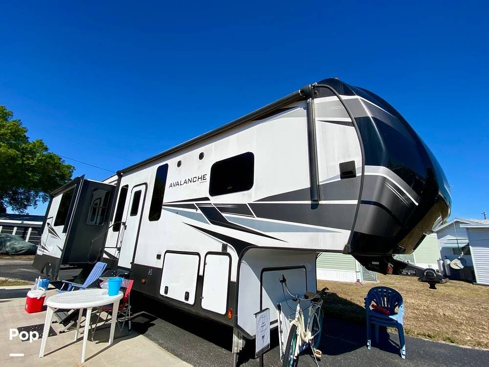 2021 Keystone Avalanche 338GK - Used Fifth Wheel For Sale by Pop RVs in Sebring, Florida features Awning, Slideout, Leveling Jacks, Air Conditioning