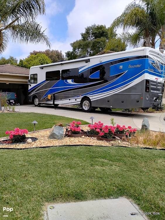 2021 Fleetwood Bounder 35K - Used Class A For Sale by Pop RVs in Oceanside, California features Generator, Leveling Jacks, Awning, Slideout, Air Conditioning