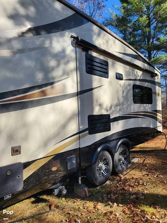 2017 Jayco North Point 301RETS LG - Used Fifth Wheel For Sale by Pop RVs in Three Lakes, Wisconsin features Slideout
