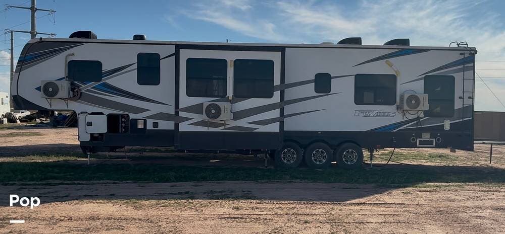 2021 Keystone Fuzion 424 - Used Toy Hauler For Sale by Pop RVs in Casa Grande, Arizona features Leveling Jacks, Awning, Slideout, Air Conditioning, Generator