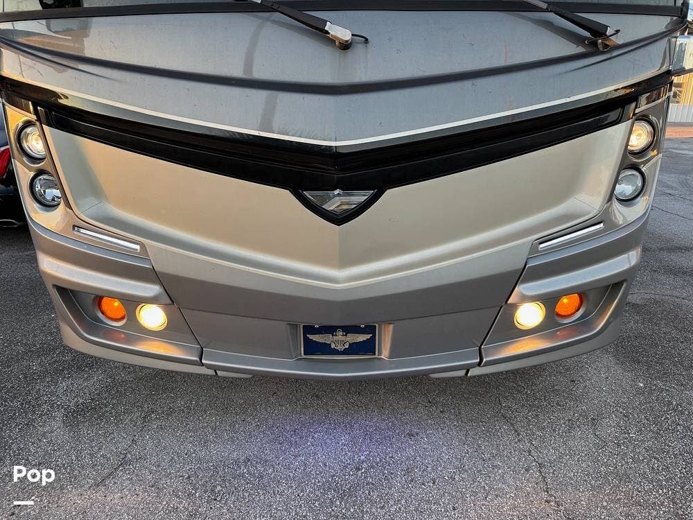2018 Fleetwood Discovery LXE 40G - Used Diesel Pusher For Sale by Pop RVs in Gulf Breeze, Florida features Slideout