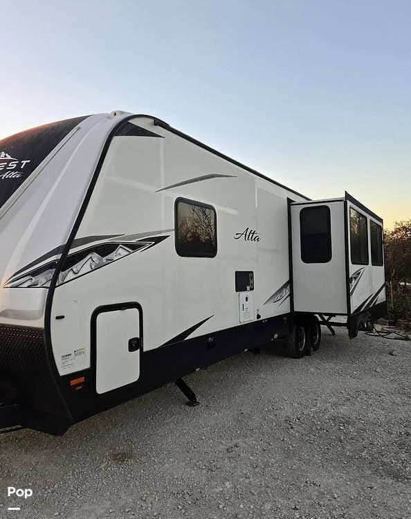 2023 East to West Alta 2810KIK - Used Travel Trailer For Sale by Pop RVs in Lake Placid, Florida features Leveling Jacks, Air Conditioning, Slideout