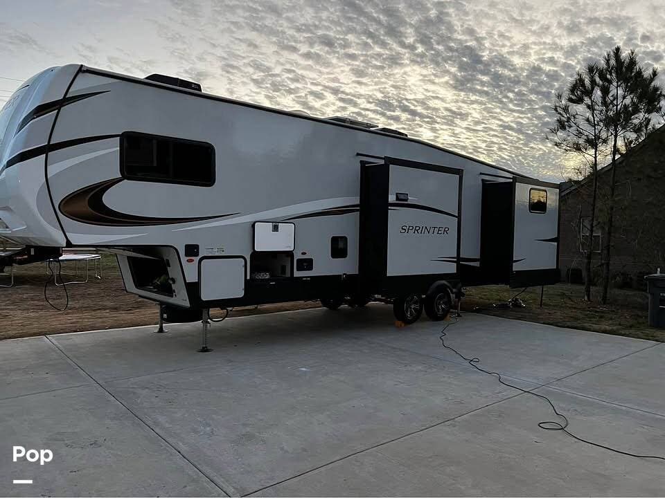2022 Keystone Sprinter 32BH - Used Fifth Wheel For Sale by Pop RVs in Barnesville, Georgia features Air Conditioning, Awning, Slideout, Leveling Jacks