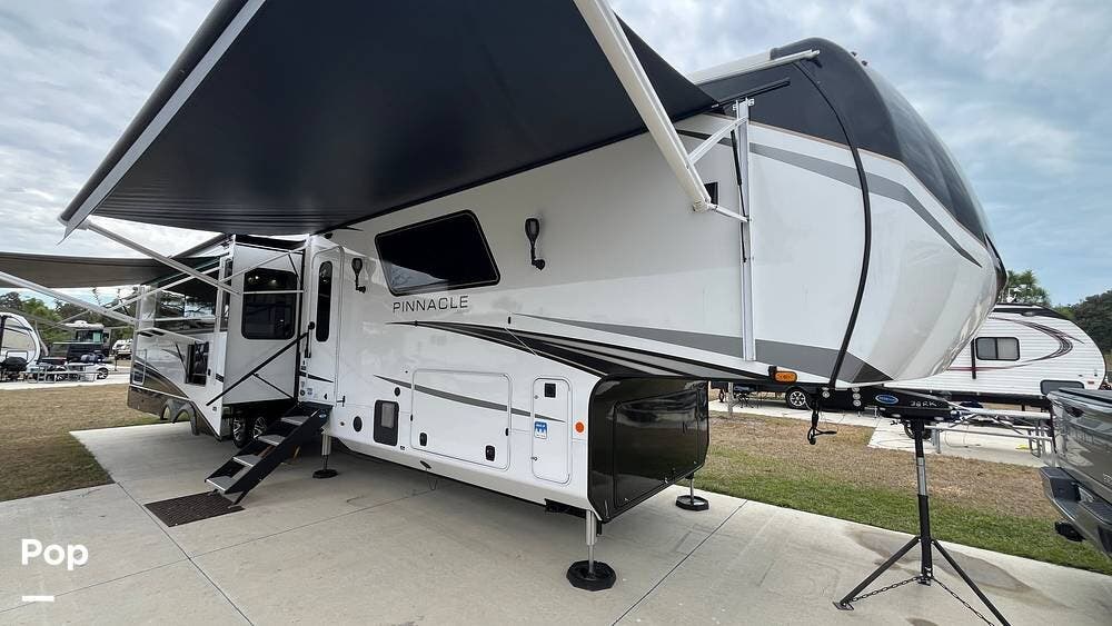 2025 Jayco Pinnacle 38FBRK - Used Fifth Wheel For Sale by Pop RVs in Palmetto, Florida features Awning, Air Conditioning, Leveling Jacks, Slideout