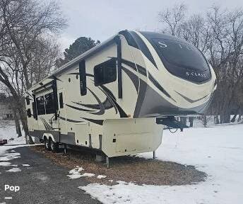 2021 Grand Design Solitude 3550BH-R - Used Fifth Wheel For Sale by Pop RVs in Magnolia, Delaware features Leveling Jacks, Slideout, Air Conditioning, Generator, Awning