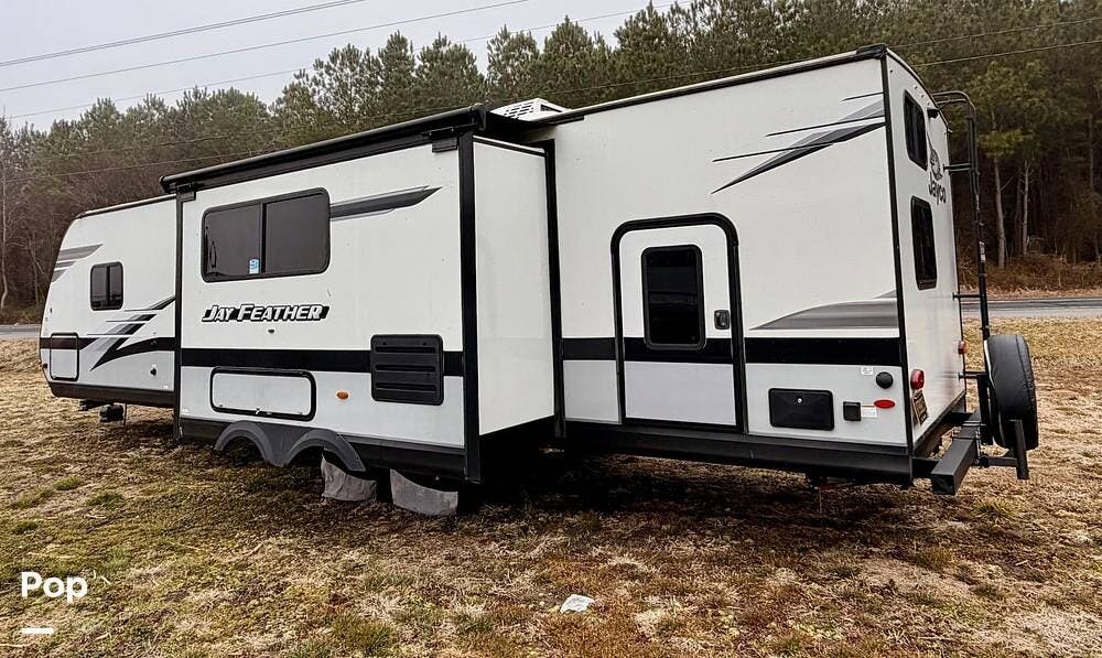 2023 Jayco Jay Feather 30QB - Used Travel Trailer For Sale by Pop RVs in Dover, Delaware features Leveling Jacks, Awning, Slideout, Air Conditioning