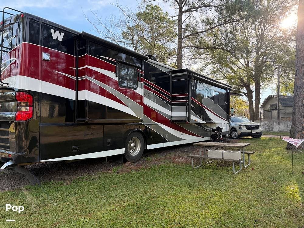2013 Winnebago Journey 40u - Used Diesel Pusher For Sale by Pop RVs in Mount Pleasant, Texas features Slideout