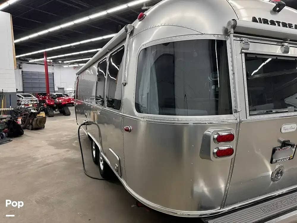 2022 Airstream Flying Cloud 27FB Queen - Used Travel Trailer For Sale by Pop RVs in Janesville, Wisconsin features Leveling Jacks, Air Conditioning, Awning
