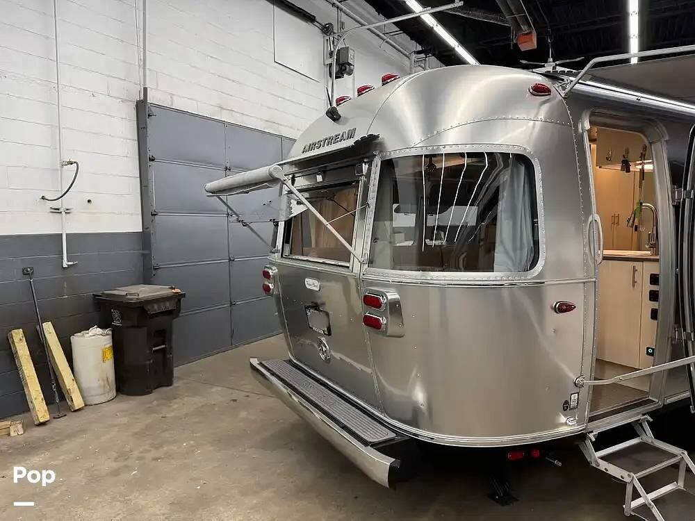 2022 Airstream Flying Cloud 27FB Queen - Used Travel Trailer For Sale by Pop RVs in Janesville, Wisconsin features Leveling Jacks, Awning, Air Conditioning