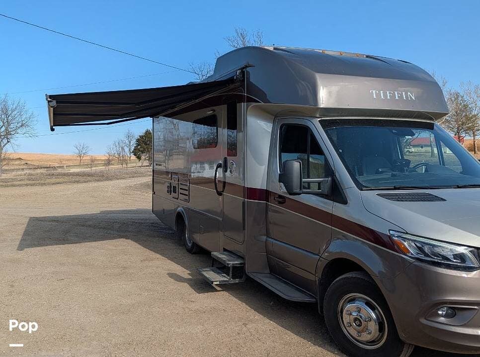 2021 Tiffin Wayfarer 25RW - Used Class C For Sale by Pop RVs in Maple Hill, Kansas features Awning, Generator, Slideout, Leveling Jacks, Air Conditioning