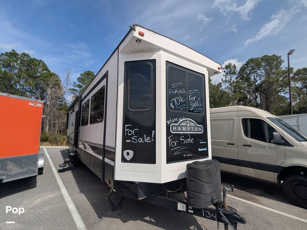 2022 CrossRoads Hampton 372FDB - Used Travel Trailer For Sale by Pop RVs in Palm Coast, Florida features Slideout