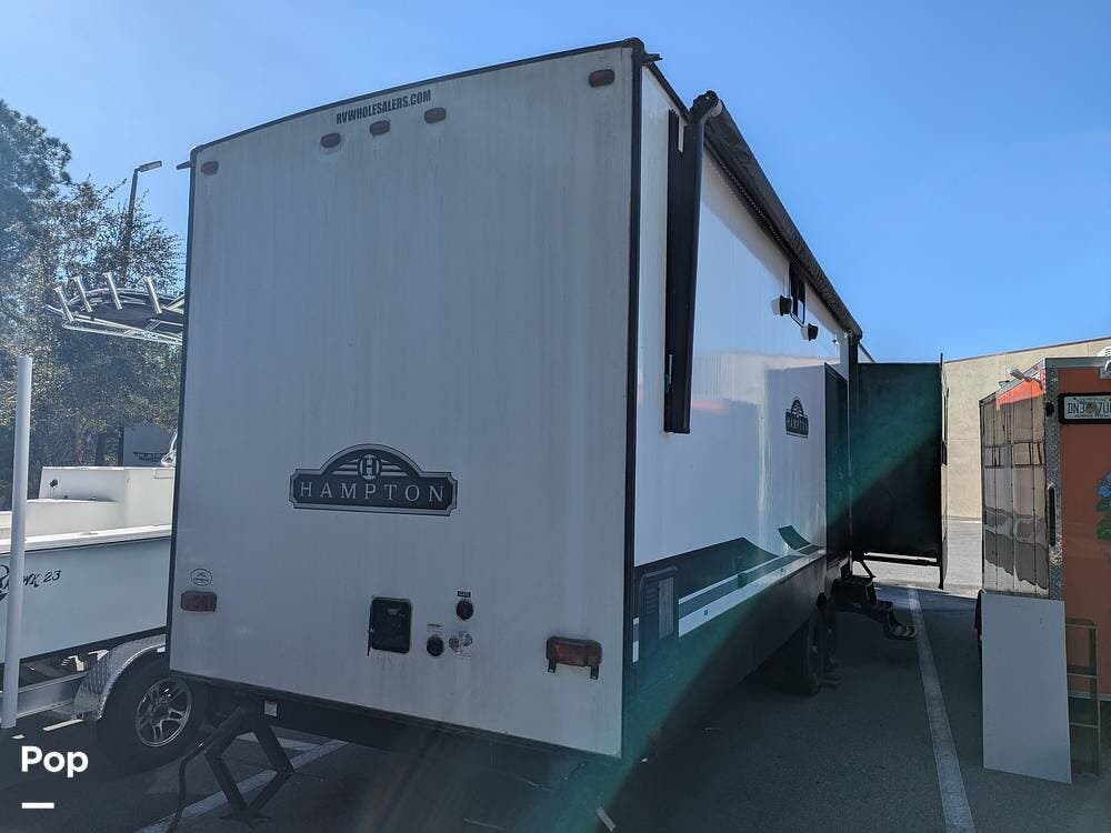 2022 CrossRoads Hampton 372FDB - Used Travel Trailer For Sale by Pop RVs in Palm Coast, Florida features Leveling Jacks, Awning, Air Conditioning, Slideout